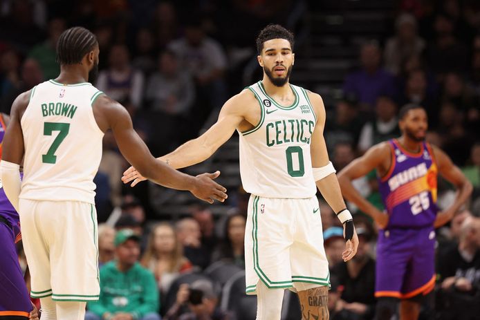 Jaylen Brown et Jayson Tatum ont mené les Celtics vers une large victoire contre les Suns.