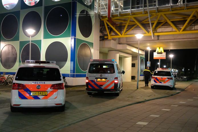 Jongeren zorgden dit weekeinde voor veel geweld, zoals hier bij metrostation Heemraadlaan in Spijkenisse, waar een slachtoffer in zijn gezicht en arm werd gestoken.
