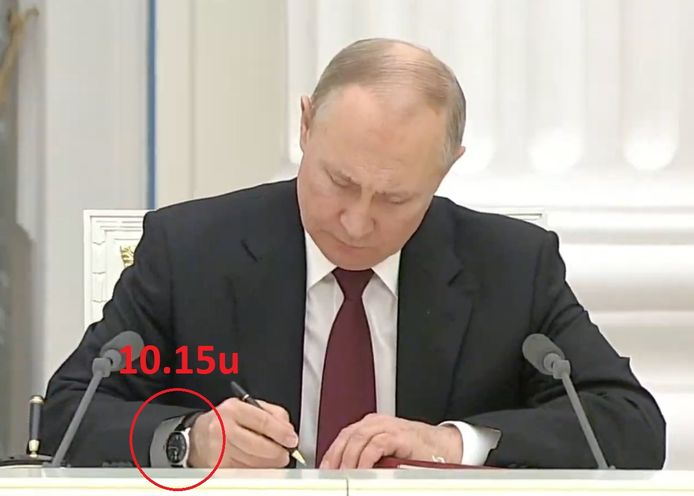 Poetin tijdens het tekenen van de overeenkomst.
