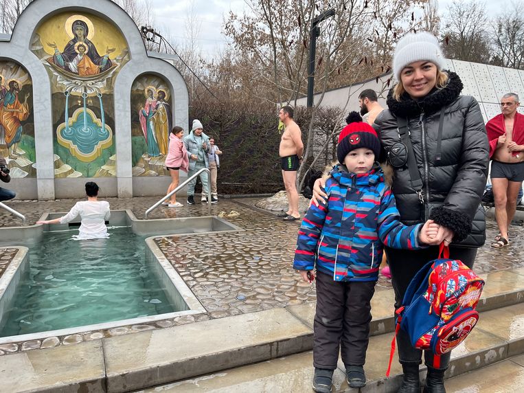 De Oekraïense Galja Sjerepa, die met haar zoon Dima (5) bij de heilige waterbron in het park Zarzjin Jar, waar afgelopen augustus raketten neerkwamen. Beeld Michiel Driebergen