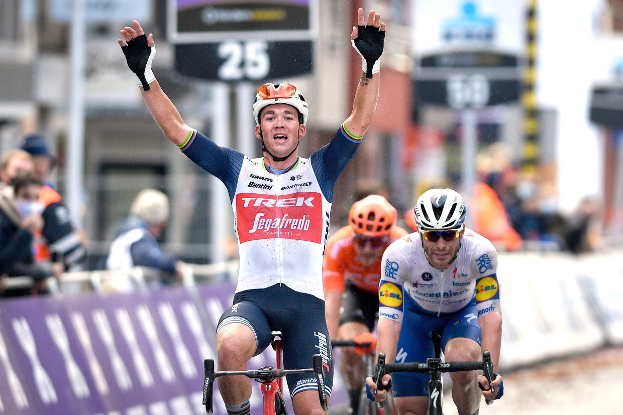 Mads Pedersen wint Gent-Wevelgem.  Beeld AFP