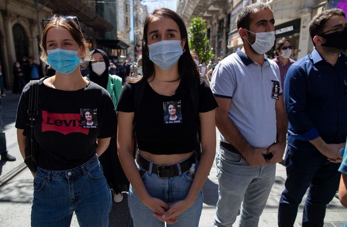 Advocaten houden een minuut stilte in Istanboel ter nagedachtenis van Ebru Timtik (42). Ze dragen een sticker met haar beeltenis. (1/2)