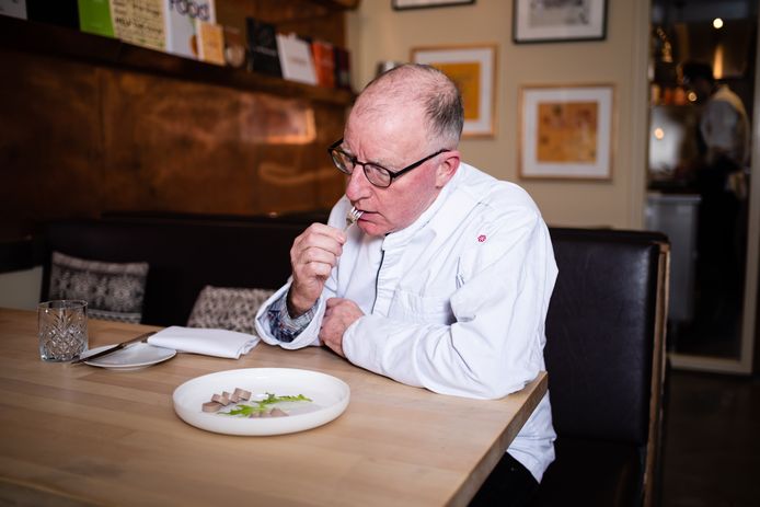 Chef-kok Jan de Wit van Le Restaurant in Amsterdam proeft de ‘foie royal’, foie gras waarvoor geen ganzen onder dwang zijn gevoerd.