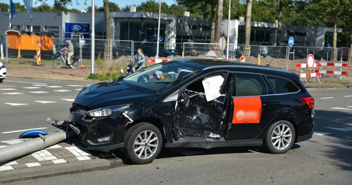 Ravage op Tilburgse kruising door botsing met twee autos, ambulance komt om inzittend kind na te kijken.