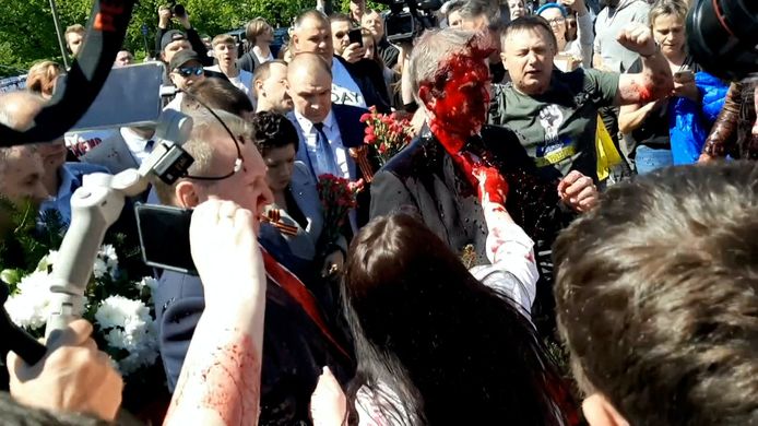 Russische ambassadeur in Polen besmeurd met rode verf