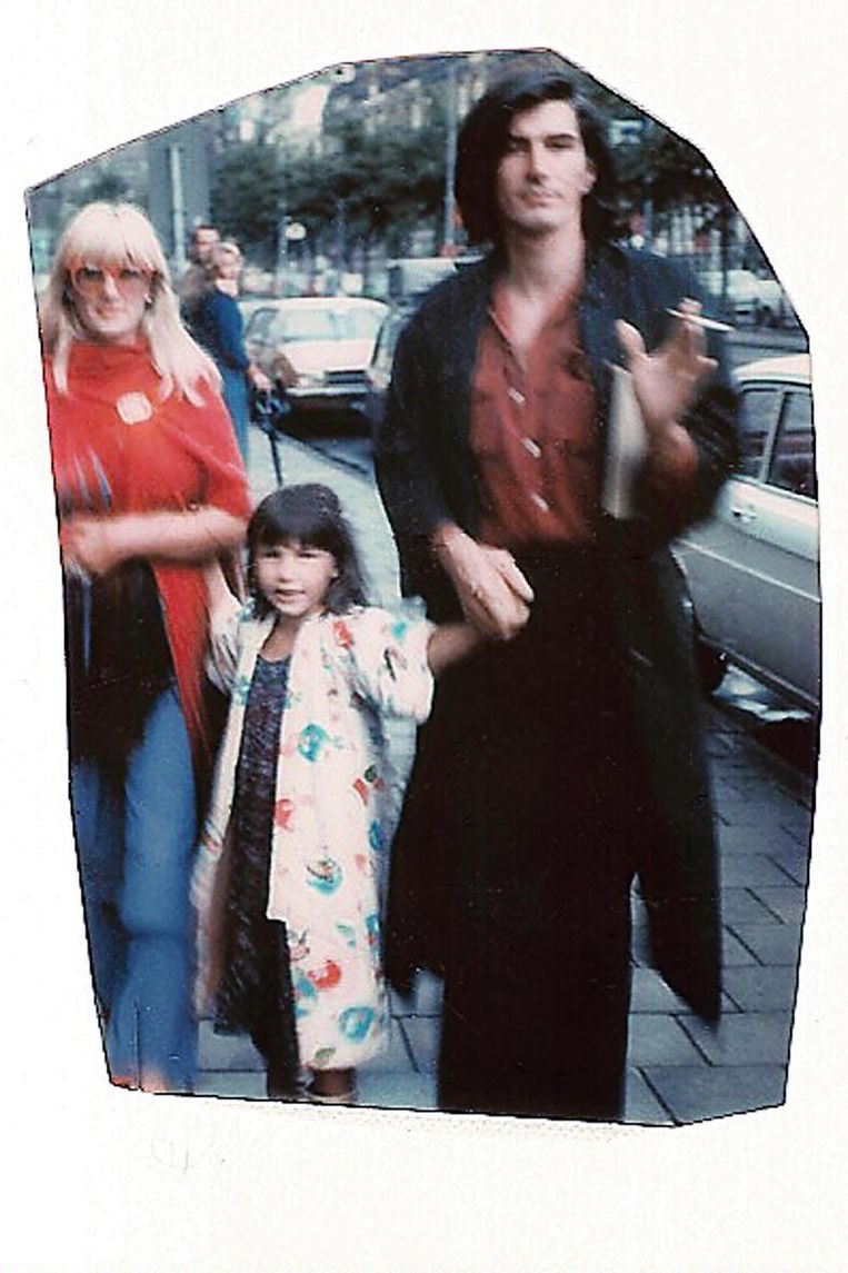 Met dochter Carmen voor de winkel op het Rokin, 1974 Beeld Archief Puck en Hans