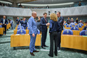 Sophie Hermans (VVD), Gert-Jan Segers (ChristenUnie), Jan Paternotte (D66) en Pieter Heerma (CDA) in overleg voor aanvang van het debat.