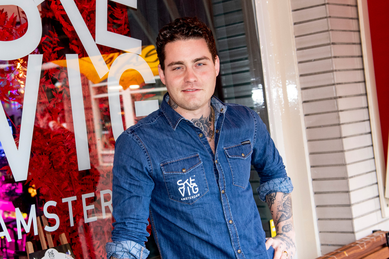 Derde kindje van Douwe Bob geboren, zanger schrijft liedje voor kleine spruit Foto bndestem.nl