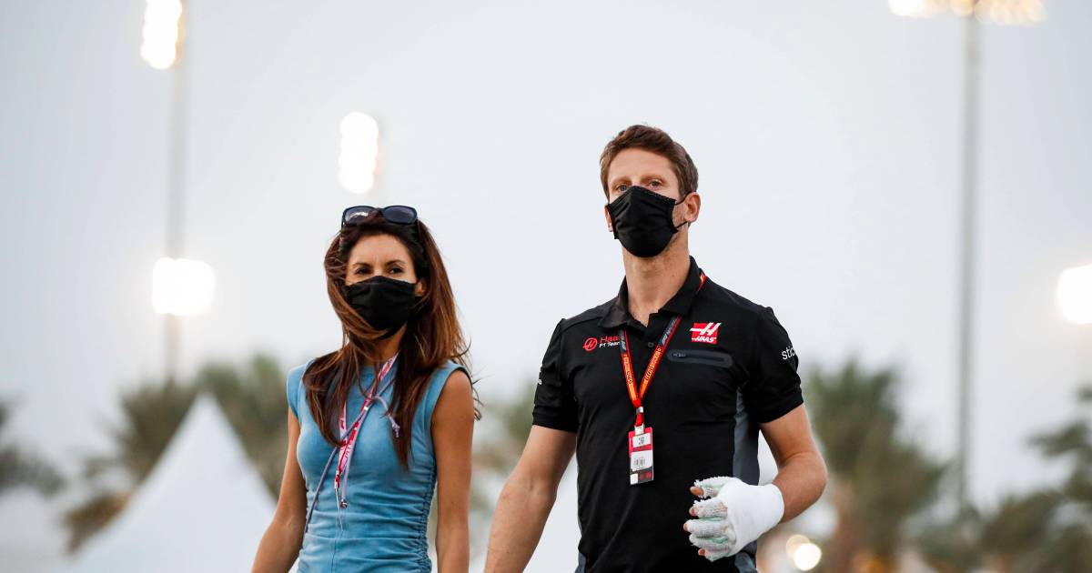 Romain grosjean will remain hospitalized overnight for treatment on burns sustained in a massive crash at the bahrain grand prix. Romain Grosjean heeft één hand uit verband | Formule 1 | AD.nl