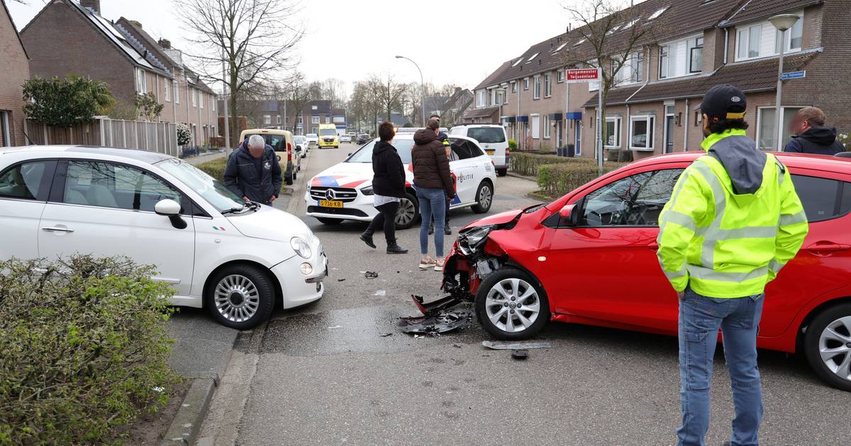 Automobilist raakt gewond bij botsing in Waalwijk, veel puin op de weg.