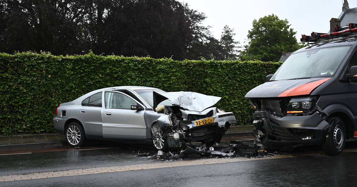 N741 afgesloten door frontale aanrijding in Bornerbroek: een persoon gewond.