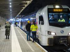 Eerste nachttrein naar Schiphol (die in Zwolle en Lelystad stopt) levert 65 passagiers en 35 artiesten af