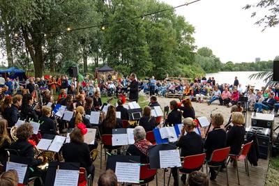 Dobberen in het Dungens Gat en trouwen voor één dag tijdens Den Dungen Dobbert