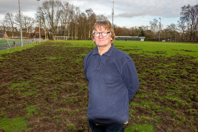 Germania's terreinbeheerder Kees Heijmans moest eind vorig jaar al druk aan de slag met opknap van veld 3 na een invasie door wilde zwijnen (zie foto). Nu - pal voor de start van een nieuw voetbalseizoen - is dat veld weer omgeploegd door dieren.