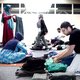 Jonge moslims zamelen luiers, kleding en knoflook in