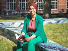 Gents Groen-schepen Hafsa El-Bazioui (35) pent levensverhaal neer: “Na alle bagger en bedreigingen is dit mijn verhaal” 