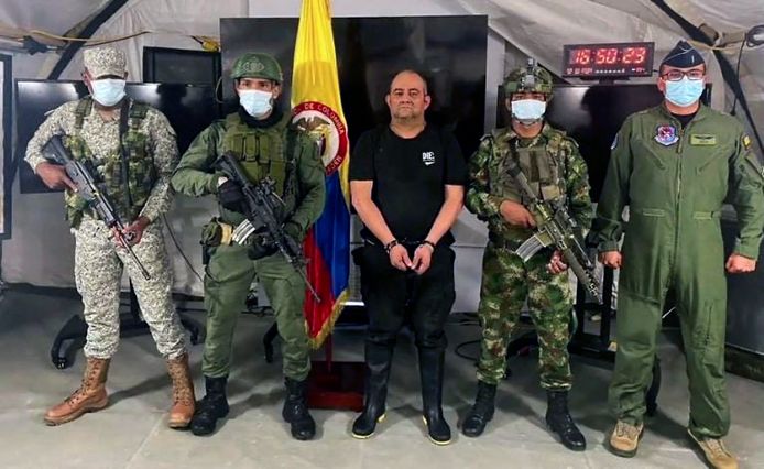 De Colombiaanse drugsbaas Dairo Antonio Úsuga (midden) na zijn arrestatie in oktober vorig jaar.