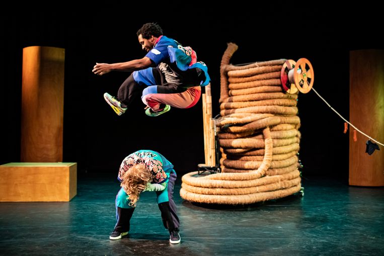 Dansers Stefan Seedorf en Mirjam Ravier in 'Tuimel & Bounce' van Danstheater AYA Beeld Foto Kamerich & Budwilowitz/EYES2