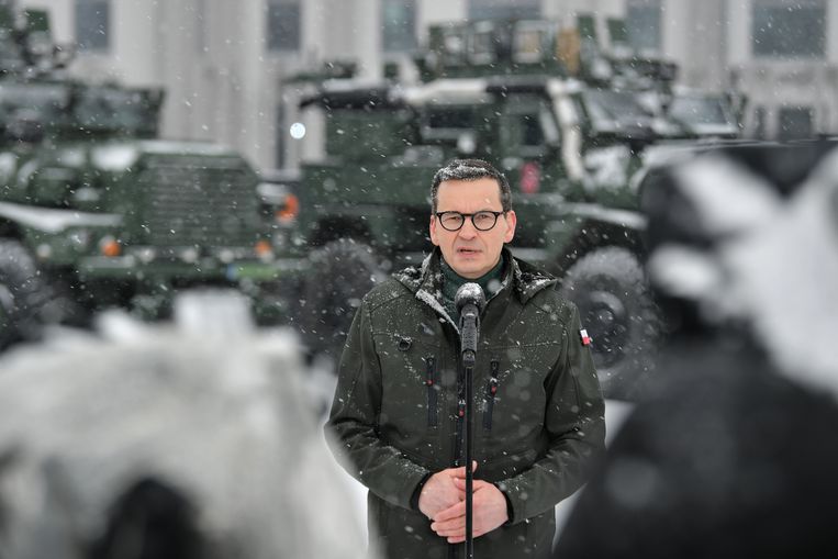 De Poolse premier Mateusz Morawiecki tijdens een persconferentie over het defensiebudget.  Beeld ANP / EPA