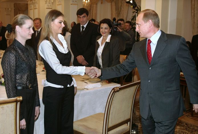 Svetlana Khorkina (links) in ontmoeting met Vladimir Poetin.