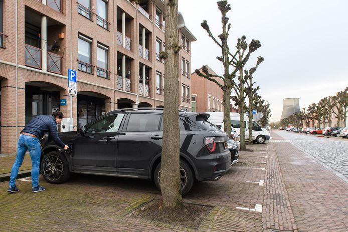 Geertruidenberg - In de Venestraat in Geertruidenberg staat momenteel 2 van de in totaal 28 laadpalen. Over de hele gemeente komen er 92 bij.