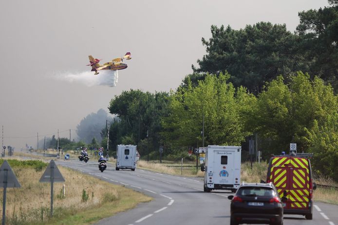 De brandweer probeert de vlammenzee in het zuiden van Frankrijk te bedwingen met blusvliegtuigen.