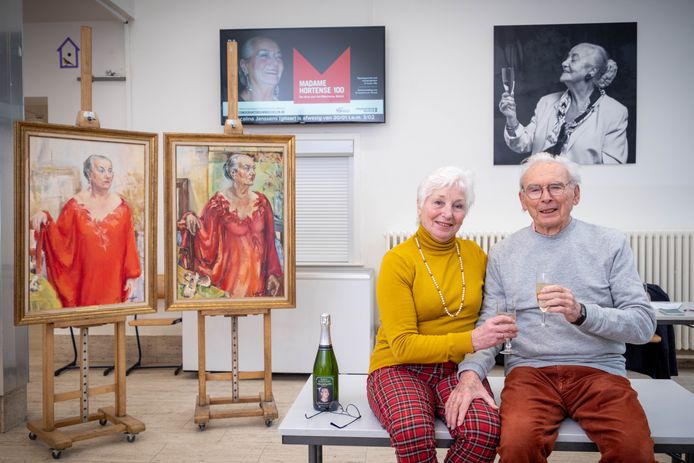 Roger Velghe en Liliane Van Lierde bij de portretten die ze in 1985 schilderden van 'Madame Hortense'