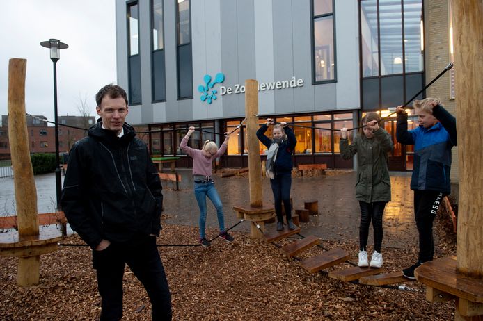 Ontwerper Eelco Koppelaar op het nieuwe schoolplein van basisschool De Zonnewende (Ravelijn).