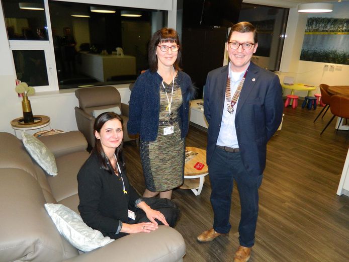 Diensthoofd Patiëntenbegeleiding Silvian Leroux, oncoloog Muriel Thienpunt en Yves Deleyn van de Ronde Tafel in de ziekenhuiskamers die ingericht werden als oncolounge met salon, eettafel en zelfs kitchenette.
