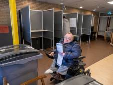 CDA-lijsttrekker Rick Brink brengt als ‘dat gehandicapte mannetje uit Overijssel’ zijn stem in Hardenberg uit