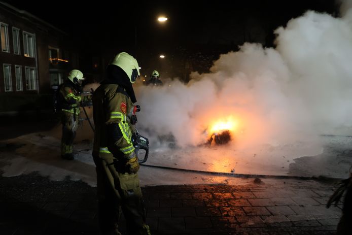 Op de Witboomstraat in Veen zijn opnieuw twee voertuigen in brand gestoken. De voertuigen werden door de brandweer met schuim geblust.