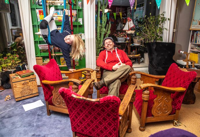 Roy van Veen gaat er nog één keer goed voor zitten voordat hij de stoelen teruggeeft.
