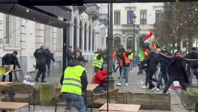 Tumult bij betoging Koerden in Brussel na rellen in Limburg: “Er wordt met stoelen van terrassen gegooid en waterkanonnen staan klaar”