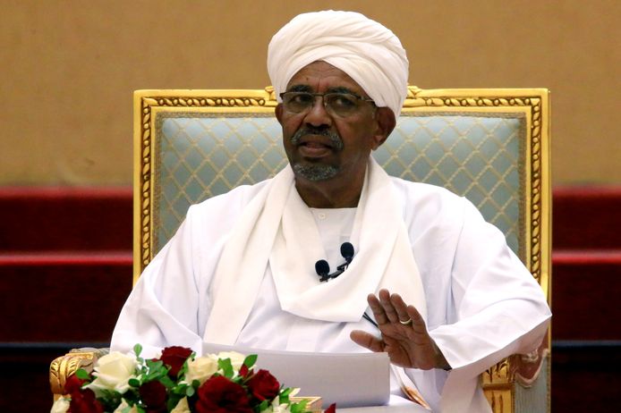 De afgezette Soedanese president Omar al-Bashir wordt bijzonder nauwlettend in de gaten gehouden in de gevangenis en zit in eenzame opsluiting.