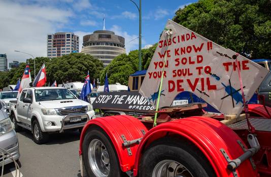 Een konvooi van auto's en trucks blokkeert straten rond het parlement in Wellington.