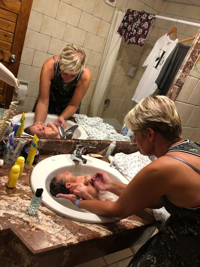 Baby Yassin wordt door oma Sylvia in bad gedaan.