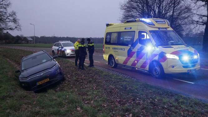 Bestuurder raakt van de weg in Haarle en belandt in sloot, man overgebracht naar ziekenhuis