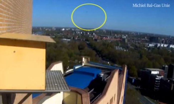 Ces images filmées mardi matin dans la ville néerlandaise de Groningue montrent la chute d'une possible météorite.