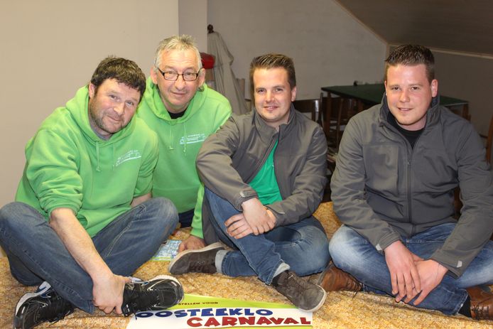 De kerngroep van carnaval Oosteeklo, met links Stijn Van De Veire.