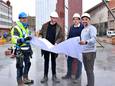 Gunther Van Herle van firma Himpe, architecten Kris Broidioi en Pieter Vandeputte van NWLND en technisch directeur Kris Barber op de werf.
