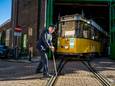 Vrijwilligers rijden met oude trams door Rotterdam.