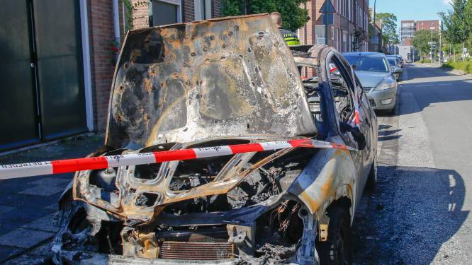Zoveelste autobrand in Dordrecht, dit keer aan de Mauritsweg