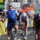 Krachtige Jakobsen troeft Van Aert af na dag vol waaiers