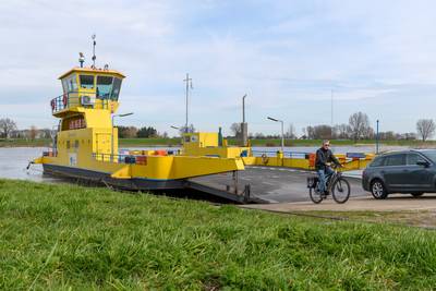 ‘Inwoners zijn weer de dupe’: kritiek vanuit Altena op schrappen gratis overtochten Bergsche Maasver