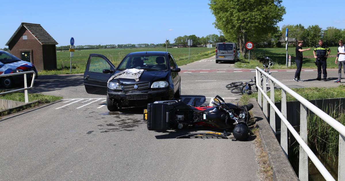 Motorrijder belandt in water na aanrijding met auto in Waverveen
