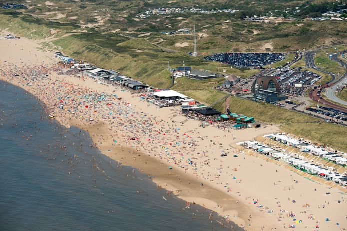 Luchtfoto van het strand van Bloemendaal.