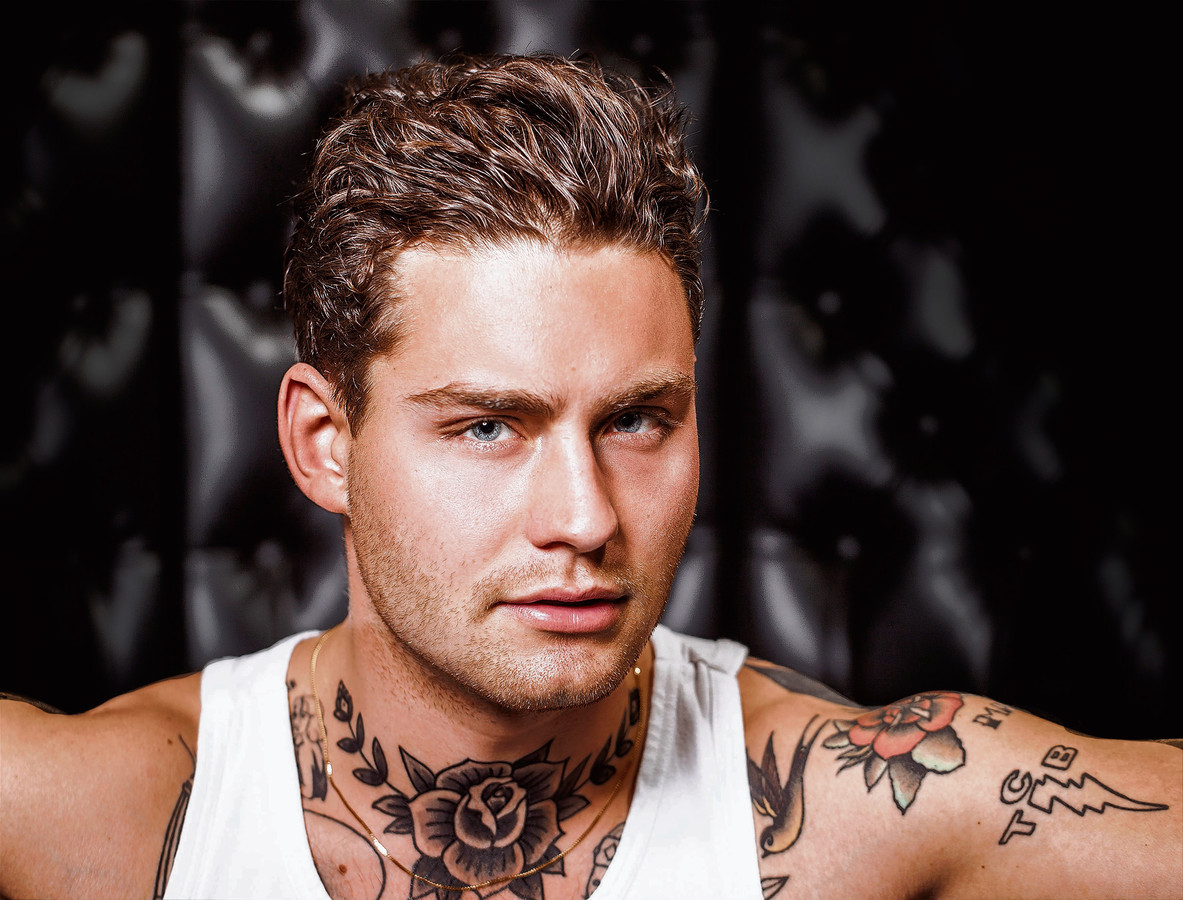 Douwe Bob gaat voor latex broek, OG3NE geniet van Foto tubantia.nl