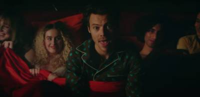 Harry Styles deelt het bed met tientallen mensen in dromerige  ‘Late Night Talking’-videoclip
