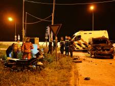 Scooterrijders (15 en 16) zwaargewond bij botsing met auto in Diessen