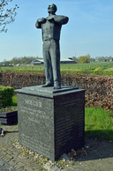 Monument 'Moeder' langs de provinciale weg N217 in Heinenoord.